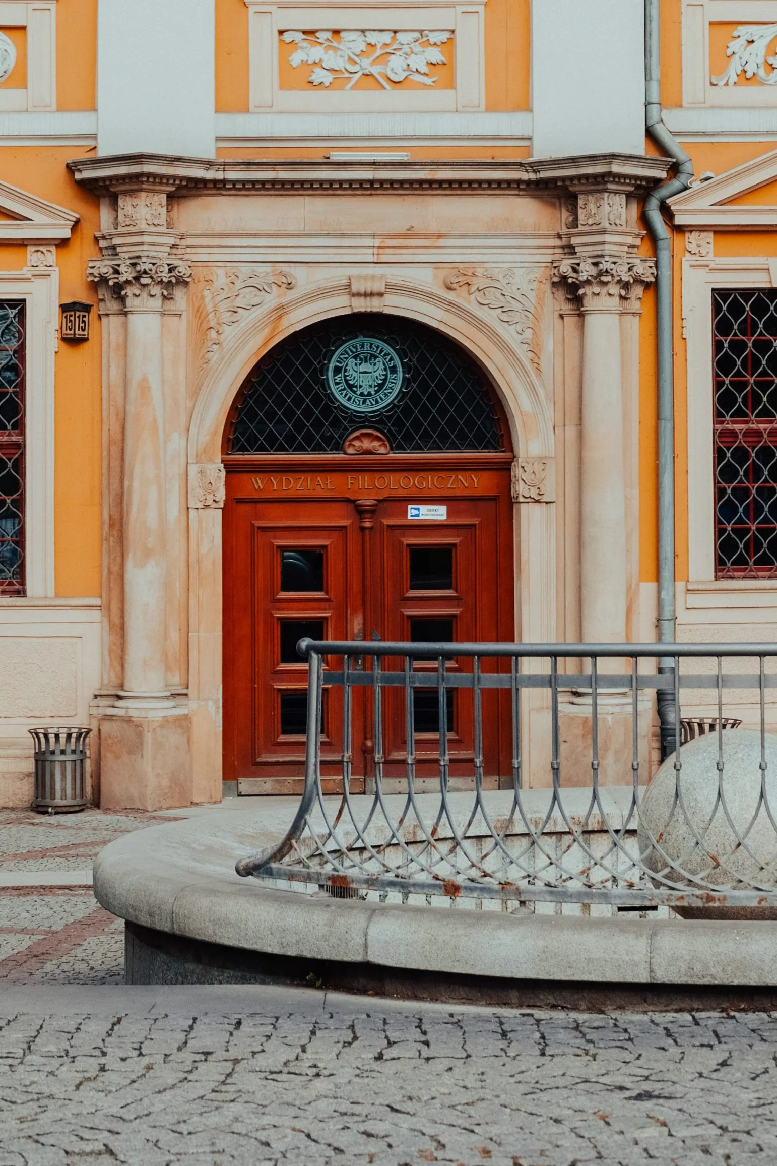 Wejście do budynku Wydziału Filologicznego UWr.